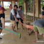 Banjir Sisakan Sampah dan Lumpur, Warga Gotong Royong Bersihkan Desa