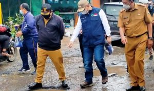 Bupati Bandung Barat Blusukan Tinjau Jalan Rusak Bupati Bandung Barat Blusukan Tinjau Jalan Rusak