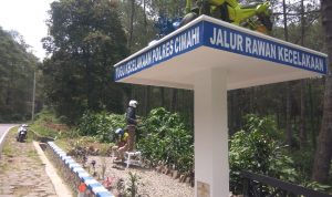 Imbau Pengendara Berhati-hati, Polres Cimahi Bikin Tugu Rawan Kecelakaan Imbau Pengendara Berhati-hati, Polres Cimahi Bikin Tugu Rawan Kecelakaan