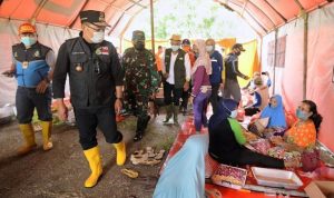 CEK LAPANGAN: Gubernur Jabar Ridwan Kamil saat memantau para pengungsi hingga kondisi banjir di Subang. Tinjauan tersebut sambil memastikan bantuan logistik sampai ke warga. (FOTO HUMAS PEMPROV JABAR)