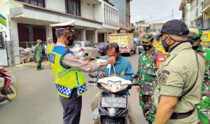 Operasi GAKPLIN Dilaksanakan di Astana Anyar Disertai Pembagian Masker Bagi Pelanggar