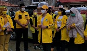 Yanti Airlangga Salurkan Bantuan IIPG di Karawang