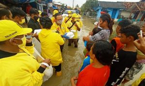 Golkar Salurkan Bantuan Warga Terdampak Banjir di Subang
