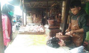 Harga Daging Ayam di Pasar Tanjungsari Kian Merosot, Omset Pedagang Melorot