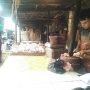 Harga Daging Ayam di Pasar Tanjungsari Kian Merosot, Omset Pedagang Melorot