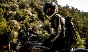 Cara Pilih Jaket yang Nyaman Saat Berkendara Motor di Jalan