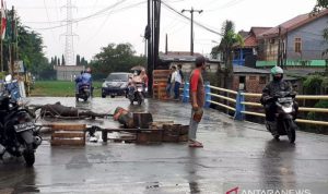 Diterjang Banjir, Jembatan Graha Prima Bekasi Nyaris Putus