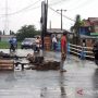 Diterjang Banjir, Jembatan Graha Prima Bekasi Nyaris Putus