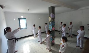 Keren! Mengisi Waktu Luang, Anak-Anak di Astana Anyar Berlatih Karate