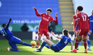 Pemain Liverpool, Trent Alex Arnold ketika dijegal oleh dua pemain Leicester pada beberapa pekan lalu. (@LFC/Twitter)
