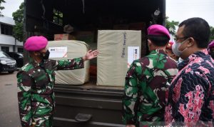 Koprs Marinir Salurkan Bantuan untuk Korban Banjir Karawang dan Bekasi