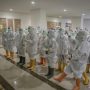 Sejumlah tenaga kesehatan berkoordinasi sebelum melakukan perawatan terhadap pasien COVID-19 di Rumah Sakit Darurat (RSD) Wisma Atlet, Kemayoran, Jakarta, Jumat (22/1/2021). ANTARA FOTO/Fauzan/wsj.