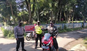 Satgas Covid Bagikan 300 Masker saat Ops PDPK di Pameungpeuk Satgas Covid Bagikan 300 Masker saat Ops PDPK di Pameungpeuk