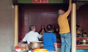Menjelang Imlek, Vihara Dharma Ramsi Mulai Bersihkan Patung Dewa