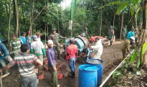 Kodim 0610 Sumedang Lakukan Pengecoran Jalan, Warga Sambut Baik dengan Ikut Gotong-royong