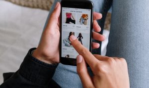 Tips Belanja Online Aman Agar Terhindar Penipuan Ilustrasi belanja online. belanja diskon tips