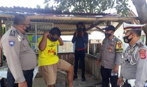 Operasi Yustisi, Polsek Pameungpeuk Bagikan Masker pada Masyarakat