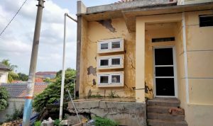 Tergerus Hujan Deras, Pondasi Rumah di Kelurahan Abadijaya Ambrol