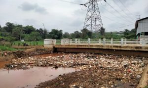 Pendangkalan Sungai dan Tumpukan Sampah di Jembatan Pasir Putih Jadi Masalah Kronis