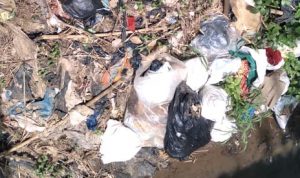 Polemik Tumpukan Sampah di Bantaran Sungai Desa Cikeruh, Pihak Desa Bungkam Polemik Tumpukan Sampah di Bantaran Sungai Desa Cikeruh, Pihak Desa Bungkam