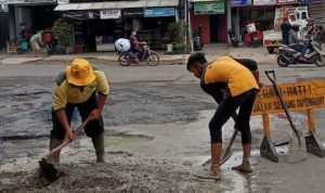 Pemeliharaan jalan berlubang di Jl. Cipatik, Soreang. Foto: Kharismanda, Jabar Ekspres