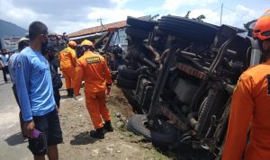 Nahas, Truk Terguling Hampir Tabrak Rumah Warga, Korban Ditemukan Tewas