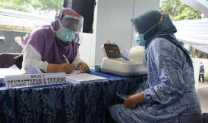 Seorang petugas saat memeriksa tekanan darah bagi nakes yang hendak akan divaksin sebagai tahapan yang wajib dilalui sebelum disuntik.