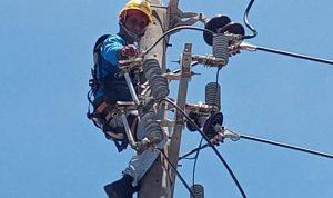Gangguan Listrik yang sedang ditangani oleh petugas PLN
