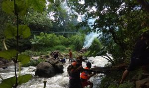 Peringati Hari Air Sedunia, Karang Taruna Dago dan Komunitas Cika-Cika Gotong Royong Membersihkan Sungai