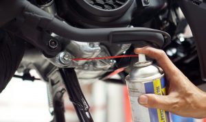 Sayangi Motormu, Inilah Cara Perawatan Main Stand Pada Sepeda Motor