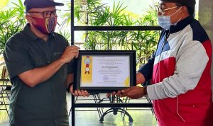 Berkontribusi Terhadap Pembangunan Ekonomi, ISEI Jabar Berikan Penghargaan Kepada Tiga Tokoh