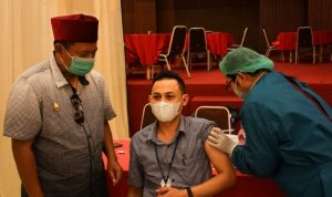 Supaya Mau Divaksin, Wakil Gubernur Jawa Barat Ajak Masyarakat Sosialisasikan Vaksinasi Covid-19 di Medsos Supaya Mau Divaksin, Wakil Gubernur Jawa Barat Ajak Masyarakat Sosialisasikan Vaksinasi Covid-19 di Medsos