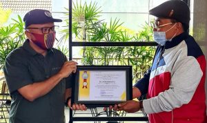 Tiga Tokoh Ekonomi Jabar Raih Penghargaan Tiga Tokoh Ekonomi Jabar Raih Penghargaan