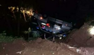Tabrak Tiang Listrik, Bus Terguling Masuk Jurang di Wado