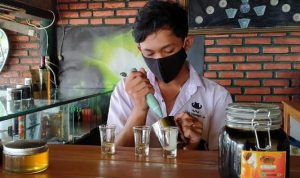 Kedai Lebah yang dikelola oleh para petani milenial sedang menguji kualitas madu