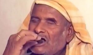 Pria di India Ini Makan Batu Selama 32 Tahun