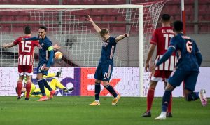 SELEBRASI: Gelandang serang Arsenal, Martin Odegaard (tengah) merayakan gol perdananya. (@Arsenal/Twitter)