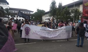 Hari Perempuan Internasional, Simpul Puan Menggelar Aksi di Depan Gedung Sate Terkait Kesetaraan Gender