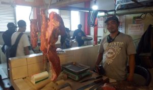 Pedagang Daging Sapi yang masih sepi pembeli, Pasar Atas Baru Cimahi, Kamis (18/3). Dok. Intan Aida/Jabar Ekspres.