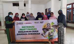 Bagikan Beras Wakaf dan Air Wakaf, ACT Cimahi Kembali Lakukan Gerakan Sedekah Pangan Nasional