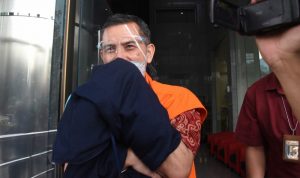 Arsip. Tersangka Wali Kota Cimahi nonaktif Ajay Muhammad Priatna berjalan usai menjalani pemeriksaan di Gedung Merah Putih KPK Jakarta, Selasa (23/2/2021). ANTARA FOTO/Indrianto Eko Suwarso/aww.