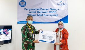 bank bjb Serahkan 1.500 Jersey dan 1.000 Topi pada Relawan Wisma Atlet