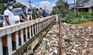 Bupati Bandung Terpilih Tinjau Banjir dan Sampah Sungai Cikeruh
