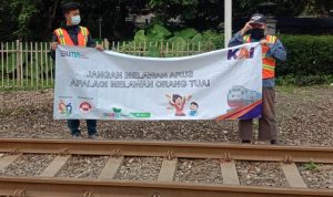 Kampanyekan Kesadaran Bahaya Perlintasan Kereta Api, Komunitas Edan Sepur Bawa Spanduk Ini