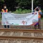 Kampanyekan Kesadaran Bahaya Perlintasan Kereta Api, Komunitas Edan Sepur Bawa Spanduk Ini Kampanyekan Kesadaran Bahaya Perlintasan Kereta Api, Komunitas Edan Sepur Bawa Spanduk Ini