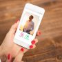 Ilustrasi membuka aplikasiKencan Online di Smarphone