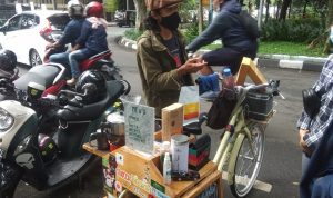 Hobi Bersepeda dan Menyukai Kopi, Pria Asal Bandung Ini Berjualan Kopi Starbike Keliling