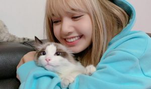 Lihat Kedekatan Lisa BLACKPINK dan Lima Kucingnya Saat Wawancara, Gemas
