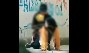 Video Viral dari perbuatan tak senonoh dua remaja dengan latar belakang tembok bertuliskan Parakan 01