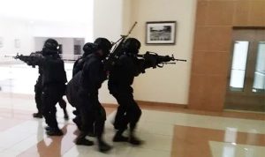 Pasukan Galuh Kostard Adu Tembak Selamatkan Sandera di Kantor Bupati
